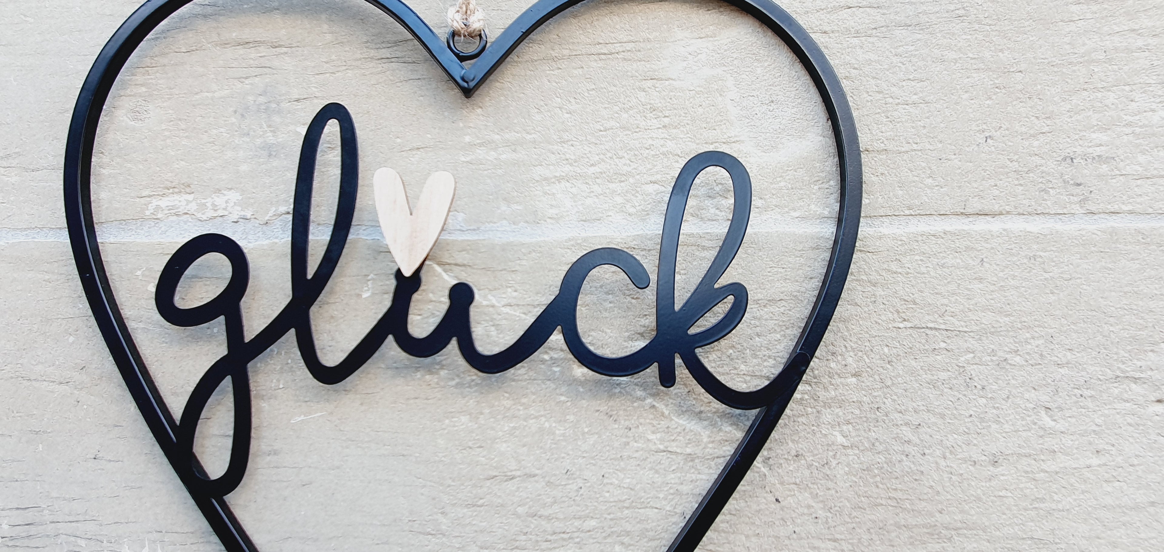 Lykke - Schild Glück an Hauswand