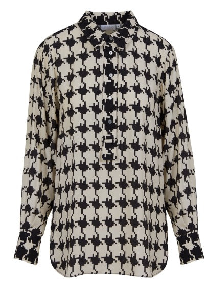 Dänische Mode und Lifestyle - schwarz weisse Bluse mit Hahnentrittmuster