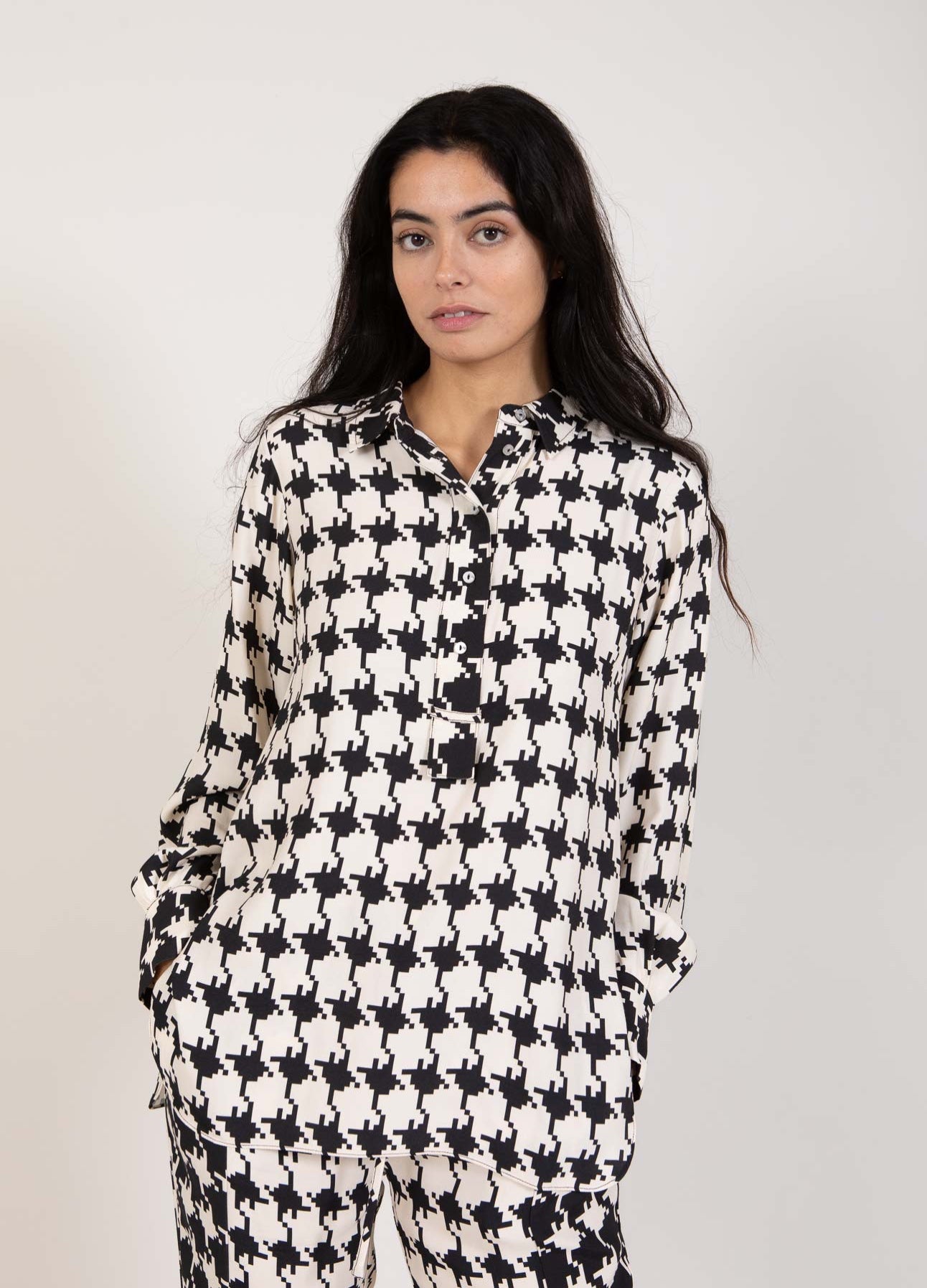 Dänische Mode und Lifestyle - schwarz weisse Bluse mit Hahnentrittmuster