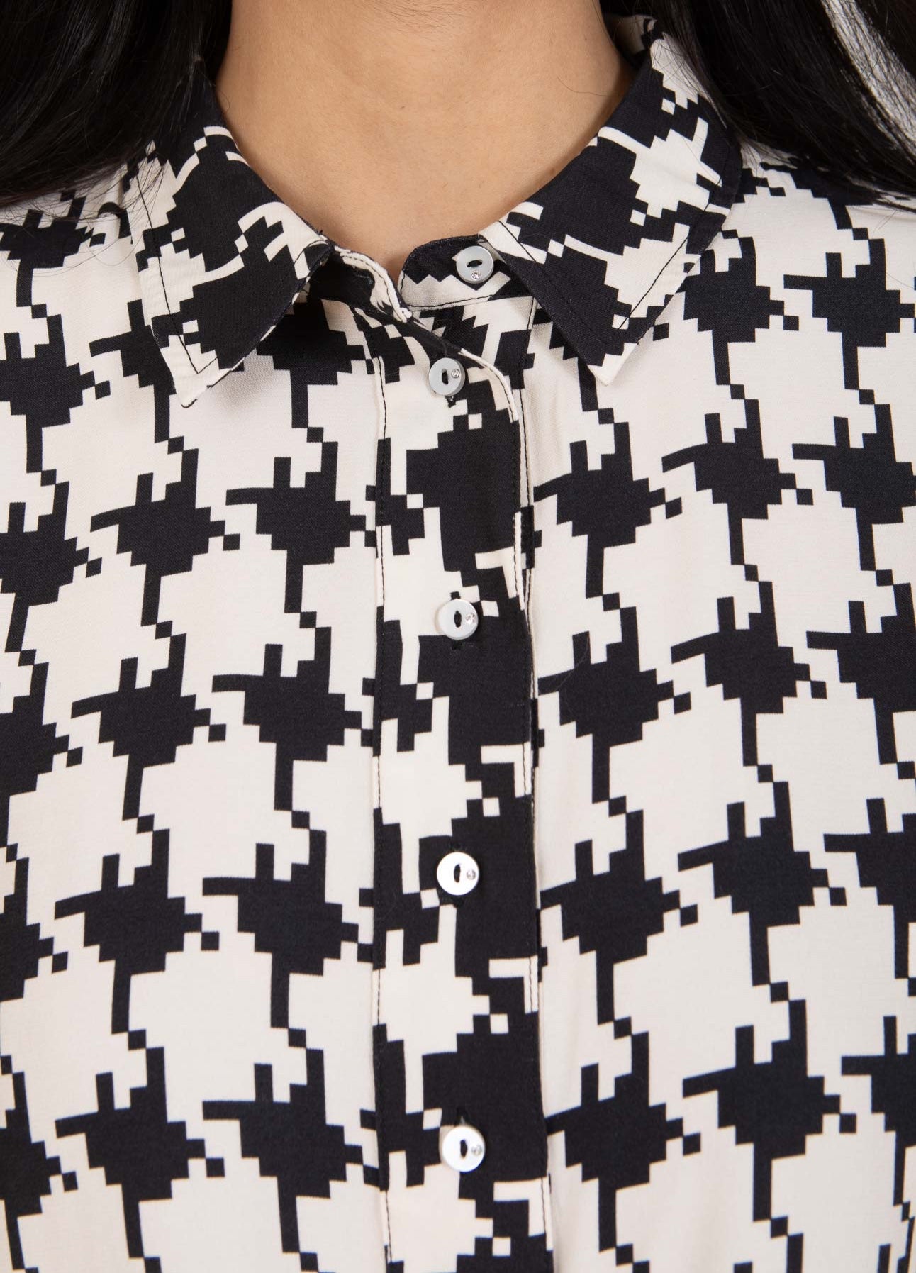 Dänische Mode und Lifestyle - schwarz weisse Bluse mit Hahnentrittmuster