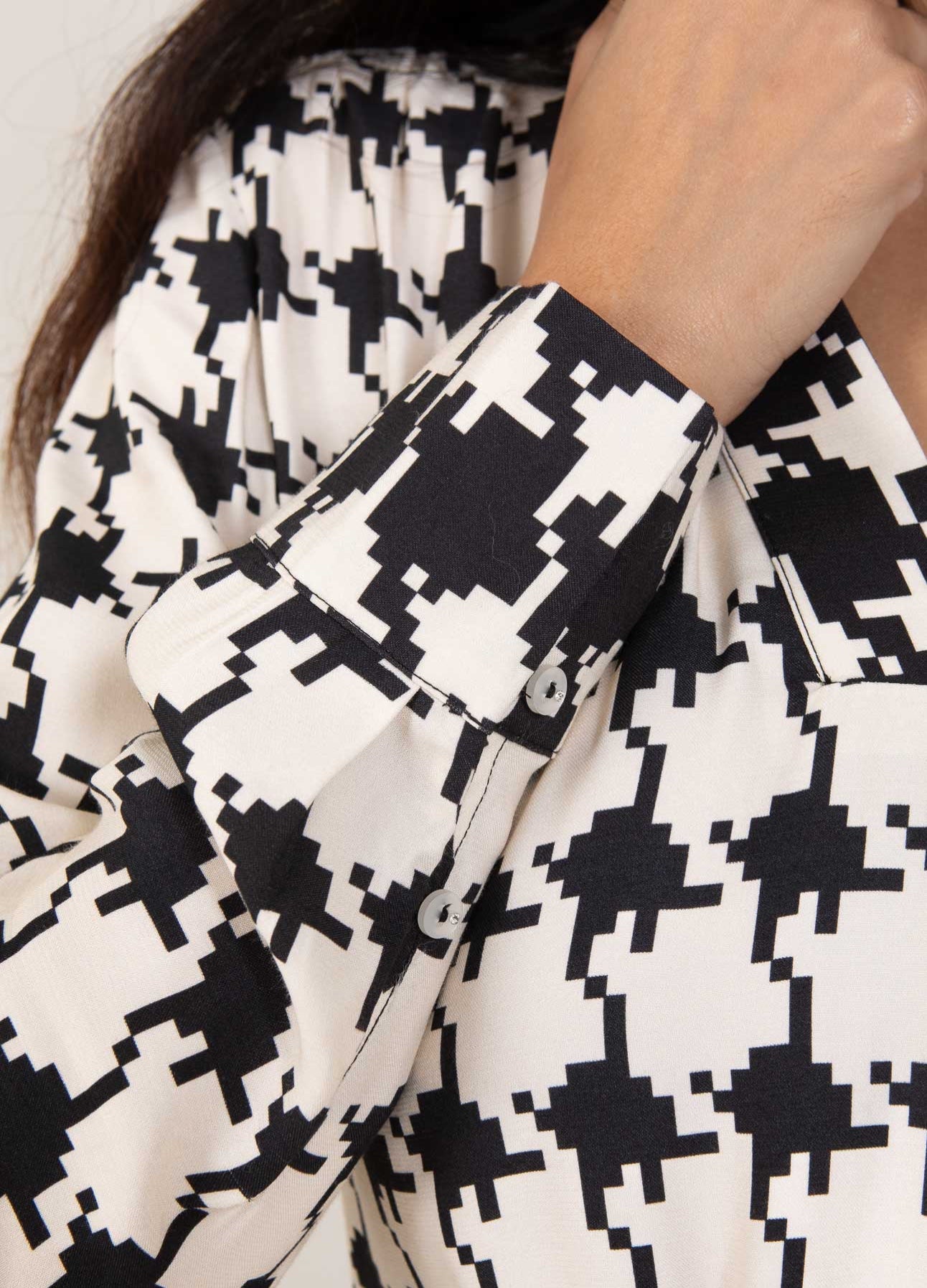 Dänische Mode und Lifestyle - Langarm Kleid mit Hahnentrittmuster