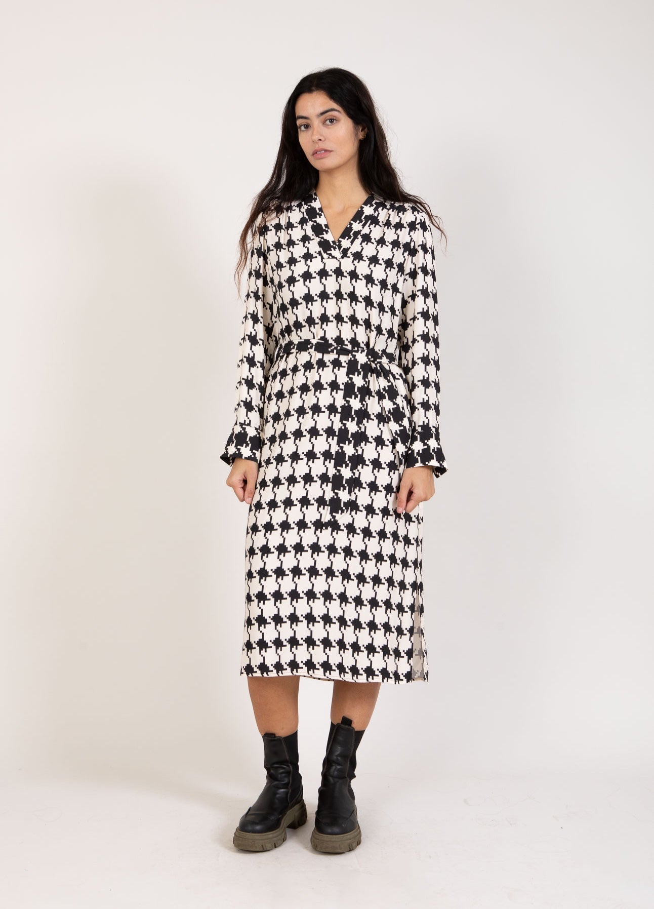 Dänische Mode und Lifestyle - Langarm Kleid mit Hahnentrittmuster