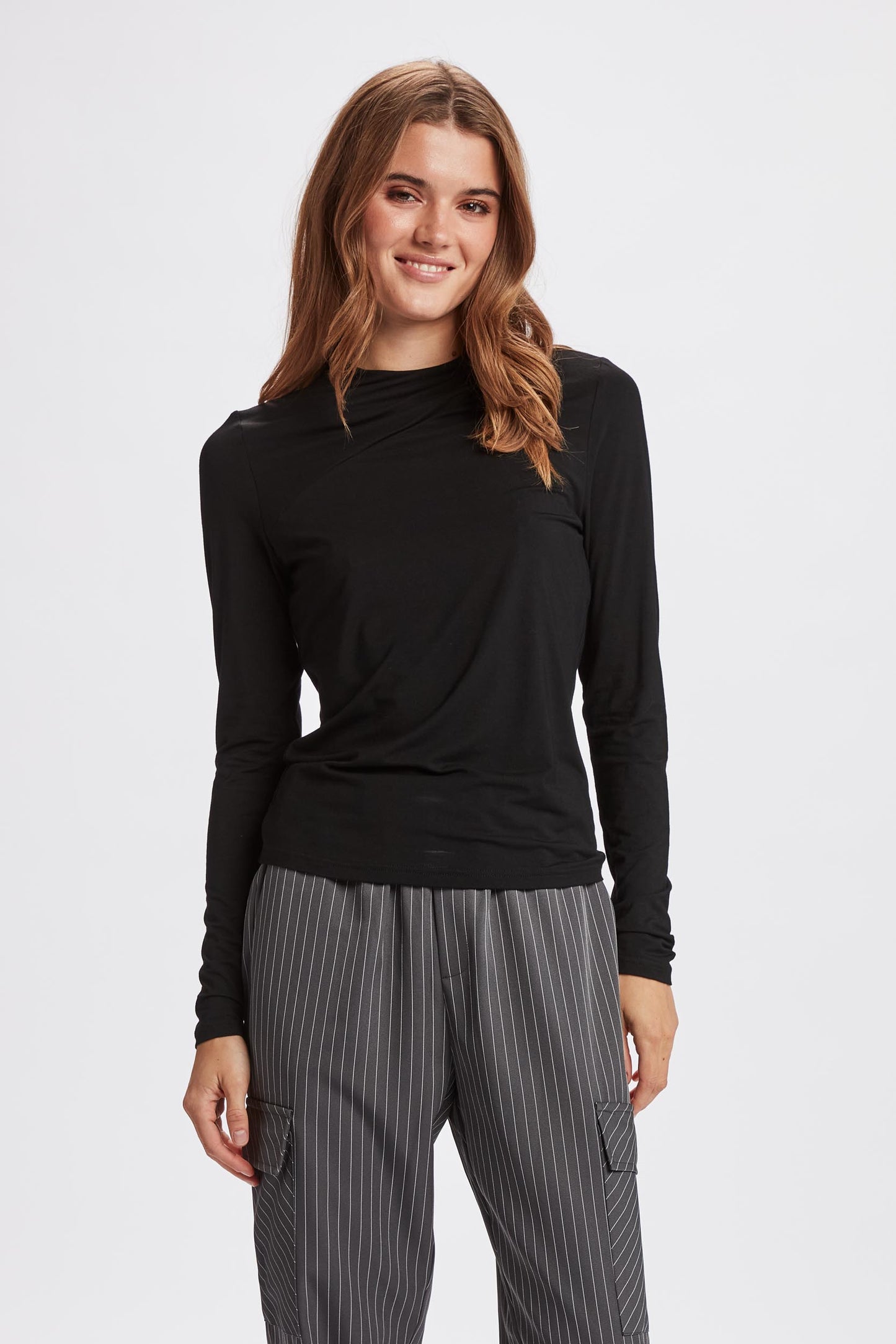 Dänische Mode und Lifestyle- schwarzes Langarmshirt von Nümph