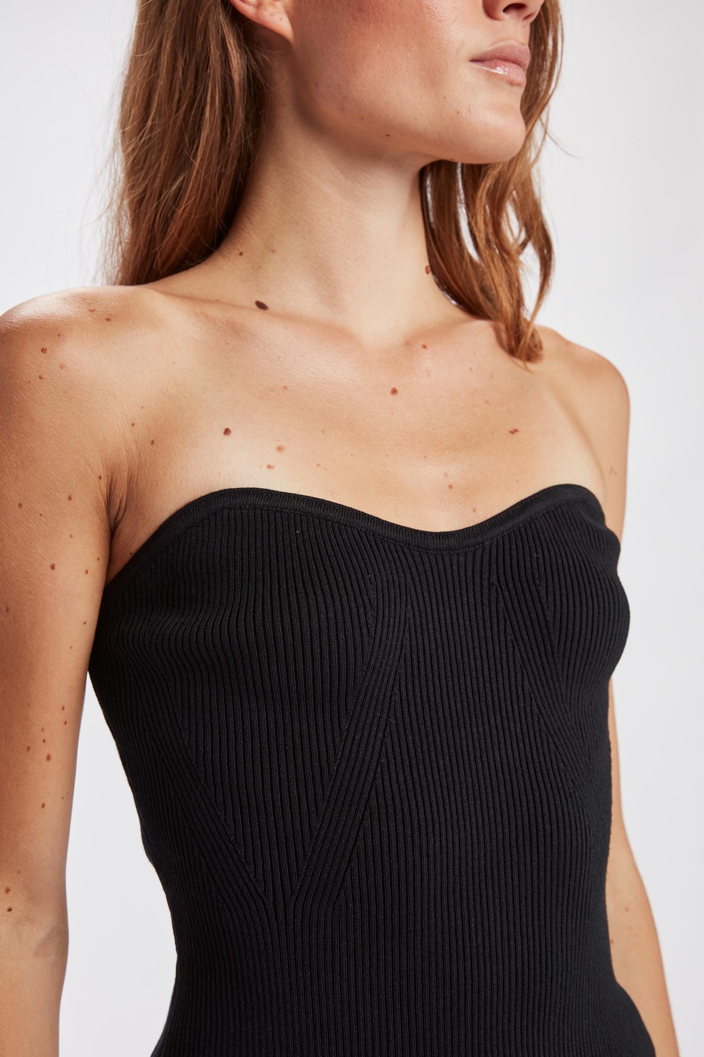 Dänische Mode und Lifestyle- Trägerloses schwarzes Top von Nümph Detail