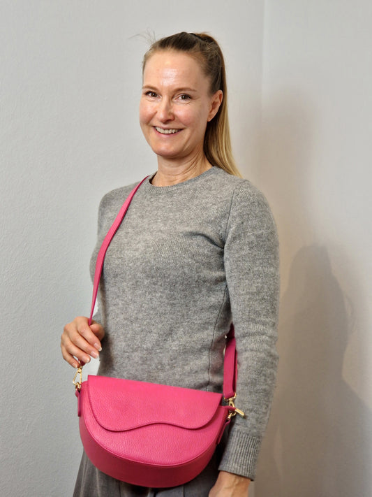 Lykke - Lederumhängtasche halbrund pink