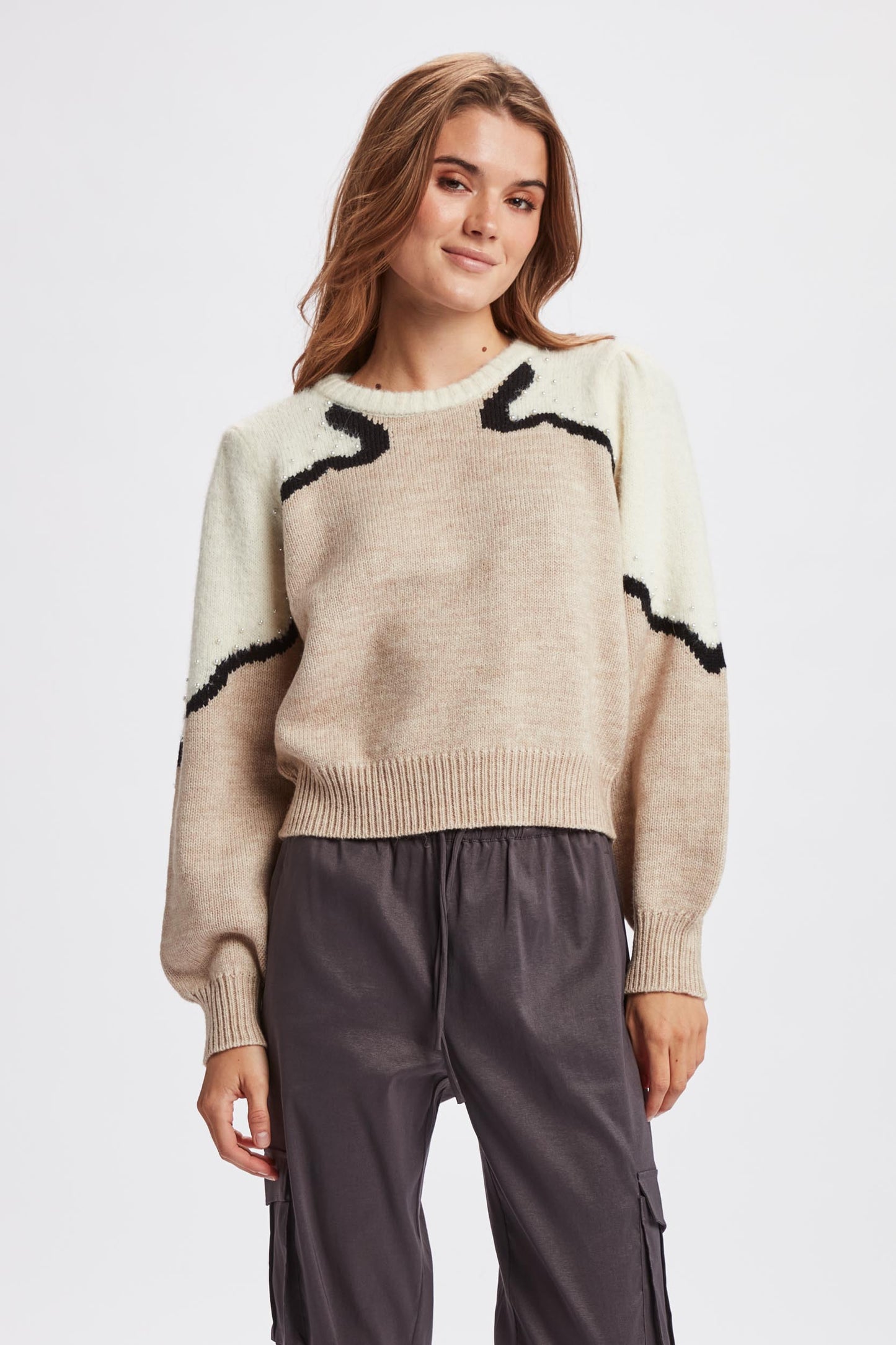 Dänische Mode und Lifestyle- kurzer Strickpullover in beige weiss mit Perlen bestickt