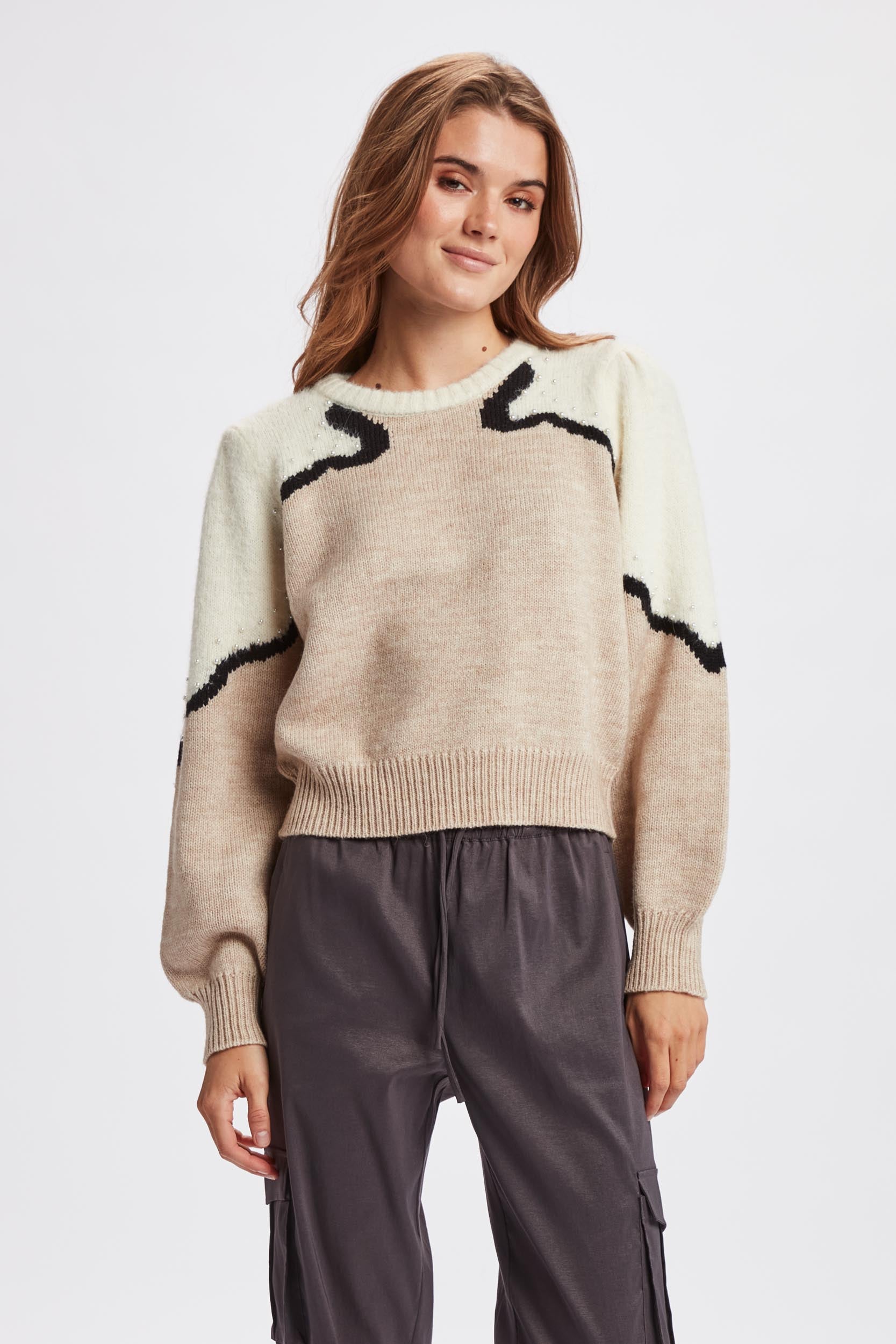 Dänische Mode und Lifestyle- kurzer Strickpullover in beige weiss mit Perlen bestickt