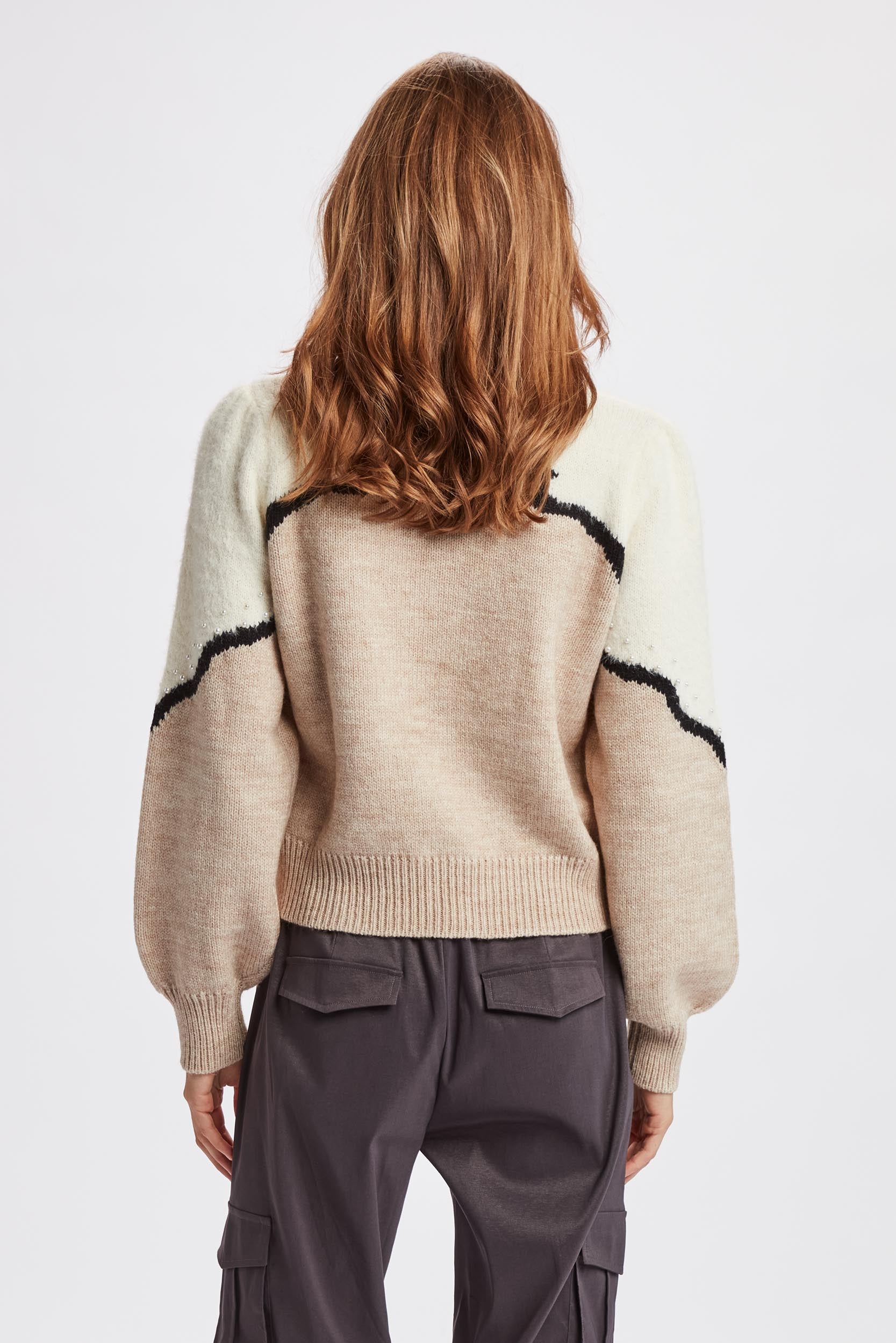 Dänische Mode und Lifestyle- kurzer Strickpullover in beige weiss mit Perlen bestickt Rückansicht
