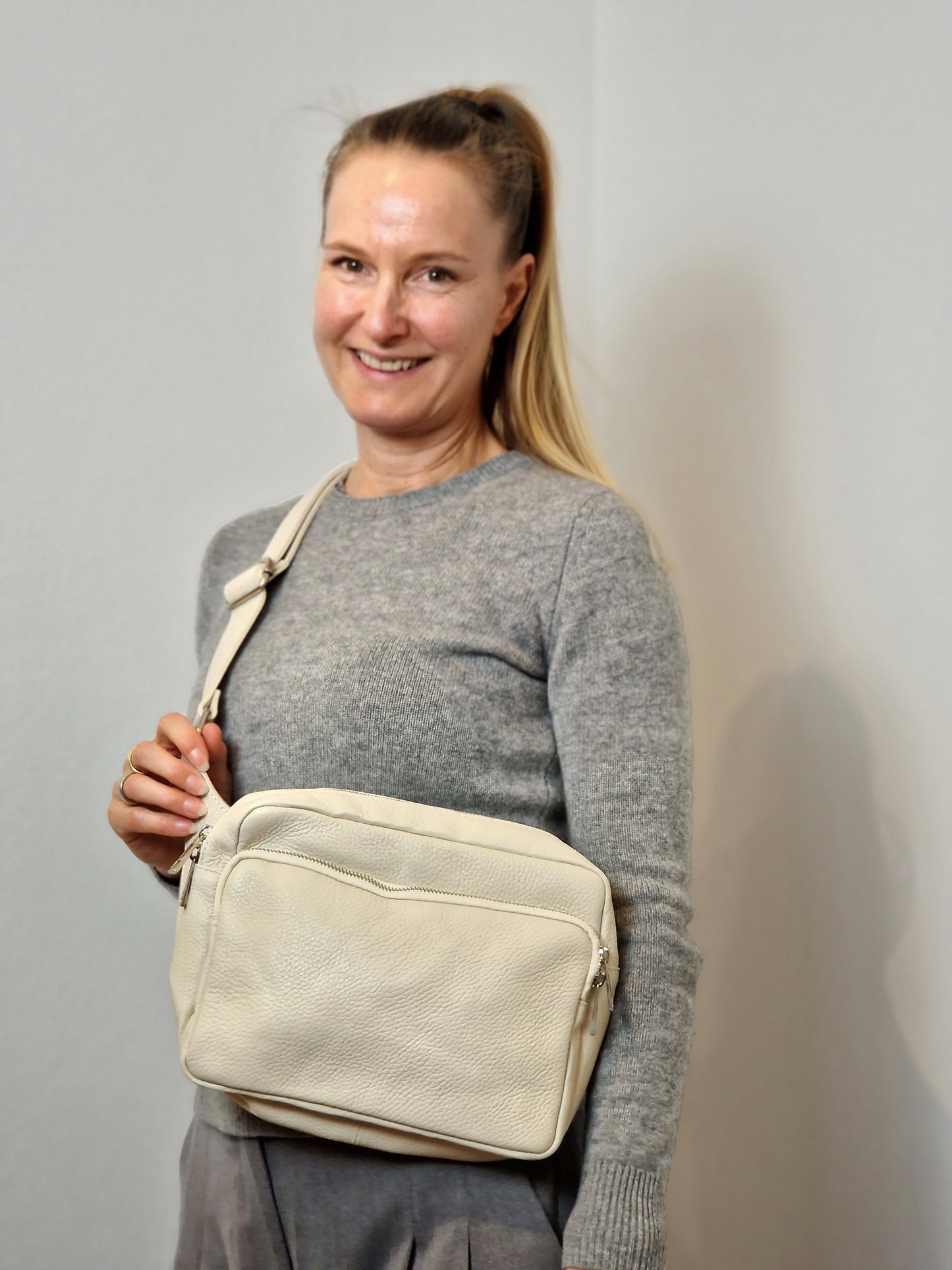 Lykke - Lederumhängetasche groß offwhite